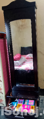 ড্রেসিং টেবিল